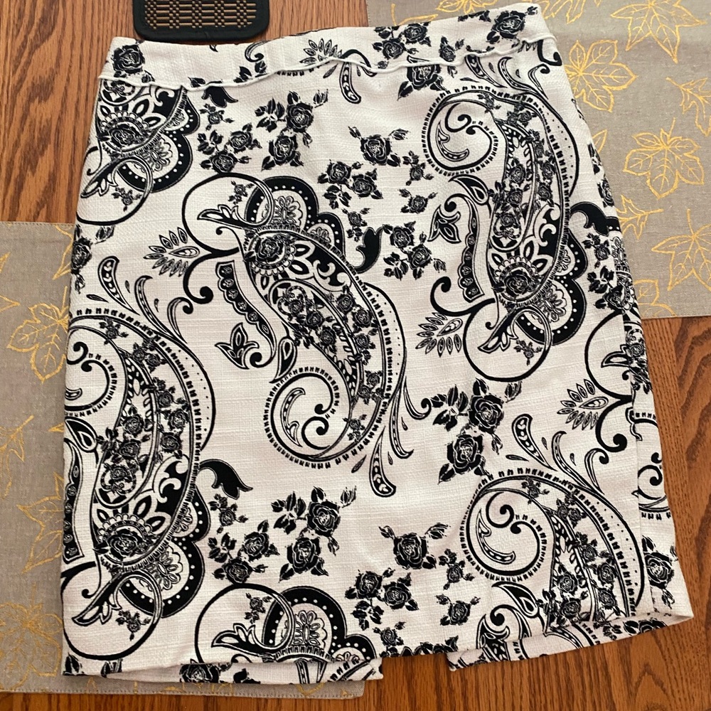 Like new black and white paisley skirt. Side zip closure and detail at waist.